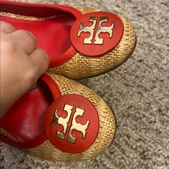 Tory Burch Red and Gold Sally Raffia Wedges Size 6.5 - Picture 3 of 10